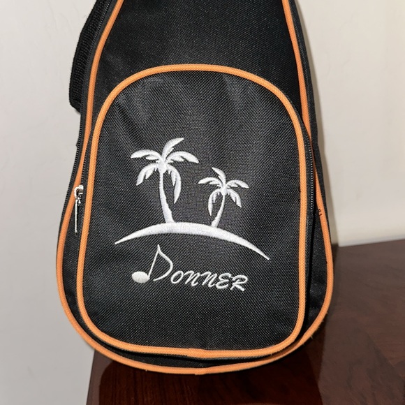 Donner *NEW* Ukulele Carrying Case with Adjustable Strap, Black - Picture 3 of 10
